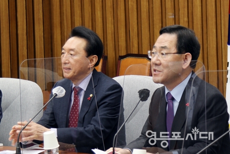 ▲주호영 원내대표(사진 오른쪽)가 10일 오전 국회에서 열린 원내대책회의 모두발언에서 이재명 민주당 대표의 검찰 출두와 관련해 “제1당의 위세와 힘으로서 수사를 막거나 저지할 수는 없는 일이다”라고 강조하고 있다. Ⓒ영등포시대