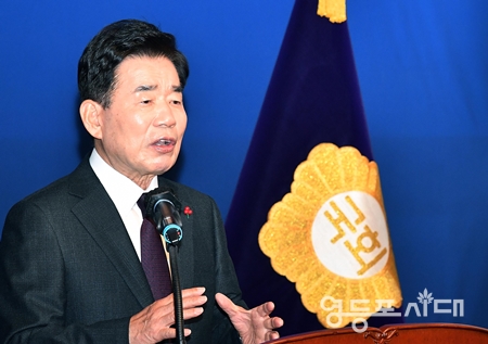 ▲김진표 국회의장이 11일 국회 사랑재에서 신년 기자회견을 열고 “국회의장이라는 이 역할을 정치 인생의 마지막 직분으로 생각하고 우리 정치를 바로 세우는 것을 제 20년 정치 인생의 소명으로 삼겠다”라고 밝히고 있다. Ⓒ영등포시대