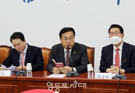 ▲정진석 비대위원장이 16일 국회에서 열린 비대위원회에서 “내년 총선은 윤석열 정부의 중간 평가 성격이다”라고 밝히고 있다. Ⓒ영등포시대