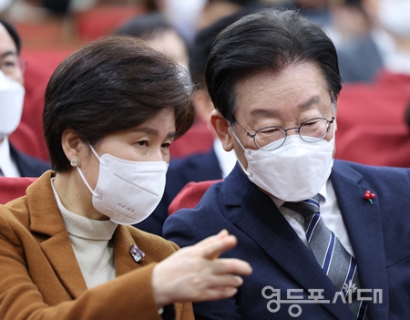 ▲토론회에 앞서 백혜련 정무위원장(왼쪽)과 이재명 대표가 대화를 나누고 있다. Ⓒ영등포시대 