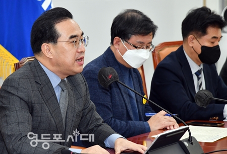 ▲박홍근 민주당 원내대표(사진 왼쪽)가 19일 원내대책회의를 열고 “윤석열 검찰의 정적 제거, 야당 탄압은 거침이 없다”라며 강하게 비판하고 있다. Ⓒ영등포시대