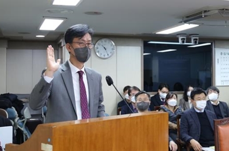 ▲이승현 서울에너지공사 사장 후보자가 인사청문회에 앞서 선서하고 있다.