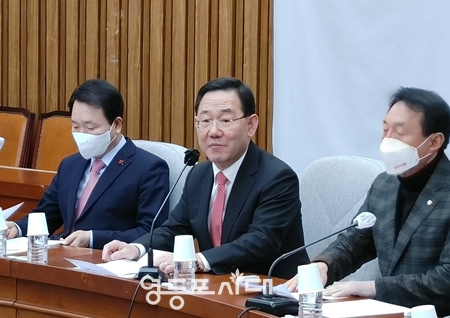 ▲주호영 원내대표(사진 가운데)가 25일 국회에서 열린 원내대책회의 모두 발언에서 “자영업자의 경우 문재인 정부의 급속한 최저임금 인상과 코로나19, 러시아와 우크라이나 전쟁이 겹치면서 거의 파탄 상태 있다”라고 주장하고 있다. Ⓒ영등포시대