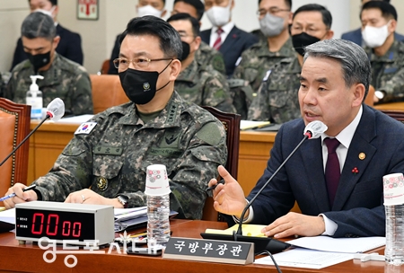 ▲이종섭 국방부 장관(사진 오른쪽)이 26일 국회에서 열린 국방위원회 전체회의에 참석해 발언하고 있다. Ⓒ영등포시대
