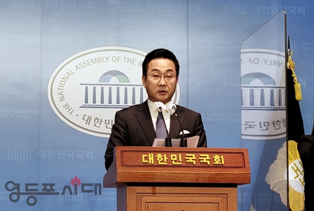 ▲민주당 박성준 대변인이 26일 오후 국회 소통관에서 갖은 브리핑에서 “식사 정치라는 이름으로 그들만의 파티를 즐기는 모습에 국민은 절망한다”고 강조하고 있다. ⓒ영등포시대