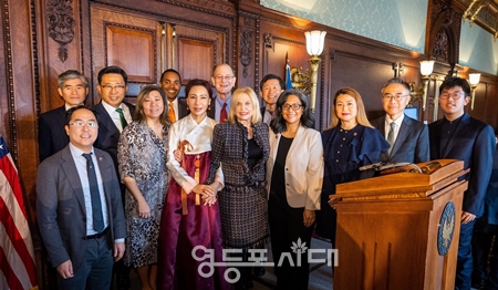 ▲‘22.12월 美 연방의회 ‘김치의 날’ 기념행사 김춘진 한국농수산식품유통공사 사장(2열 왼쪽 2번째), 캐롤린 멀로니 연방 하원의원(1열 왼쪽 4번째), 엘렌 박 뉴저지주 하원의원(1열 오르쪽 3번째) Ⓒ한국농수산식품유통공사