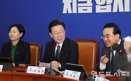 ▲민주당 이재명 대표(사진 가운데)가 1월 30일 국회에서 열린 최고위원회 모두 발언에서 윤석열 대통령의 이란 적대적 발언을 꼬집고 “결자해지해야 한다”라고 강조하고 있다. Ⓒ영등포시대