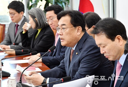 ▲국민의힘 정진석 비상대책위원장(사진 오른쪽에서 두 번째)이 30일 국회에서 비대위원회를 열고 민주당 이재명 대표와 민주당이 주장하고 있는 “정치보복”에 대해 강하게 비판하고 있다. Ⓒ영등포시대