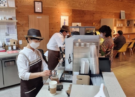 ▲‘시니어 북카페’에서 바리스타로 활동하는 어르신 모습 ⓒ영등포구