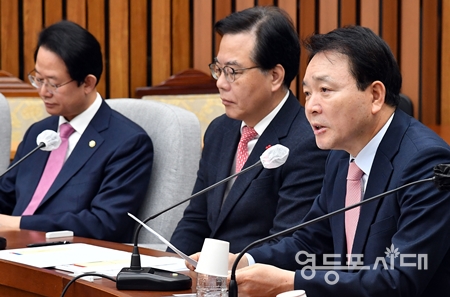 ▲성일종 정책위의장(사진 오른쪽)이 “이재명 대표가 바로 민주주의 퇴행의 상징이다”라고 강조하고 있다. ⓒ영등포시대