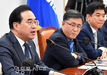 ▲민주당 박홍근 원내대표가 2일 국회에서 열린 원내대책회의에서 “연일 교통 요금, 식품 물가 등을 일일이 열거하고 “국민이 체감하는 경제적 부담은 너무 가파르기만 하다”라고 말하고 있다. Ⓒ영등포시대