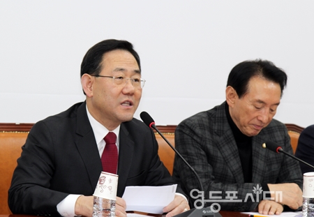 ▲국민의힘 주호영 원내대표(사진 왼쪽)가 3일 국회에서 원내대책회의를 열고 “민주당이 오늘 회의에서라도 민심에 맞는 올바른 선택을 해주기를 바란다”라고 밝히고 있다. Ⓒ영등포시대