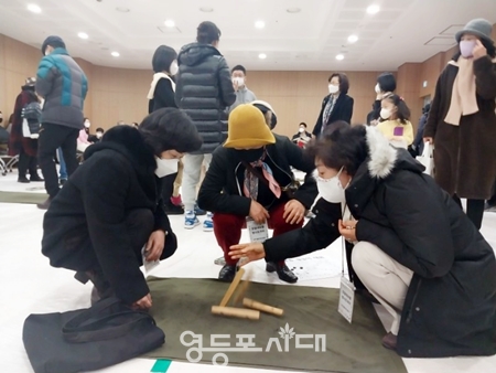 ▲여의동 정월대보름 민속놀이 한마당에 참여한 여의동 주민이 윷놀이를 하고 있다. ⓒ영등포시대