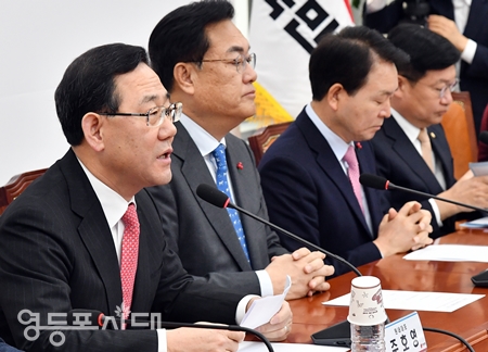 ▲주호영 원내대표가 2일 국회에서 열린 비대위원회 모두 발언에서 “숫자로써 진실을 덮을 수는 없다. 조국 수호 집회, 조국 판결에서 큰 교훈을 얻기를 바란다”라고 말하고 있다. Ⓒ영등포시대