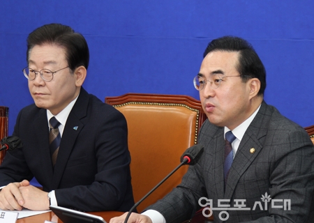 ▲박홍근 원내대표(사진 오른쪽)가 “국민이 하라는 일, 계산하지 않고 두려움 없이 책임 있게 해나가겠다”라며 이상민 장관에 대한 탄핵소추의 뜻을 분명하게 밝히고 있다. Ⓒ박강열 기자