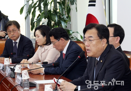 ▲국민의힘 정진석 비대위원장(사진 오른쪽)이 9일 국회에서 열린 비대위원회 모두 발언에서 “오늘 민주당을 의회주의 파괴자로 국민께 고발한다”라며 강하게 성토하고 있다. Ⓒ박강열 기자