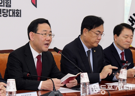 ▲주호영 원내대표(사진 왼쪽)가 “민주당의 명분 없는 분에 넘치는 의석의 힘자랑하는 결국 내년 총선에서 국민이 엄중하게 심판할 것이다”라고 주장하고 있다. Ⓒ박강열 기자