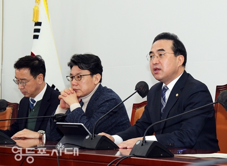 ▲박홍근 원내대표(사진 오른쪽)가 9일 국회에서 열린 원내대책회의 모두 발언에서 “이상민 행정안전부 장관의 탄핵소추 가결은 정부는 국민의 생명과 안전을 무한 책임져야 한다는 헌법 정신의 실천이었다”라고 강조하고 있다. Ⓒ박강열 기자