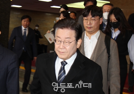 ▲민주당 이재명 대표가 2월 10일 오전 최고위원회가 끝난 뒤 검찰 출두를 위해 국회를 나서고 있다. Ⓒ박강열 기자 