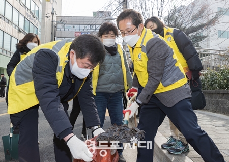 ▲최호권 영등포구청장(오른쪽)이 11일 오전 ‘자원봉사 DAY’ 선포식에 이어 봉사자들과 함께 당산 1동 골목길과 빗물받이를 청소하고 있다. Ⓒ영등포구