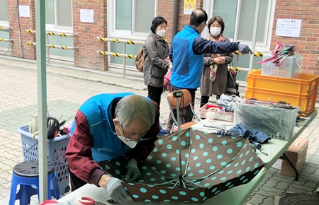 ▲ ‘수리뚝딱 영가이버’ 동별 순회 활동 모습