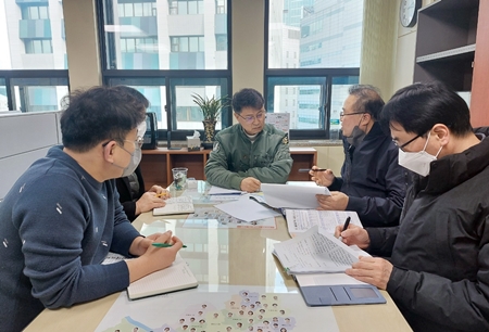 ▲이봉준 시의원 ‘서울특별시 저층주거지 집수리 지원에 관한 조례 일부개정조례안’ 발의를 위해 공무원과 전문가들 만나 대화를 나누고 있다.