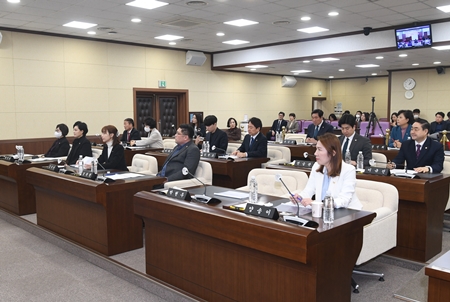 ▲영등포구의회 의원과 관계자들이 영등포구 감사담당관으로부터 인권교육을 받고 있다.