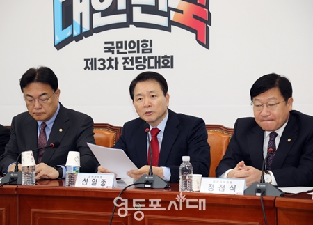 ▲국민의힘 성일종 정책위의장(사진 가운데)이 20일 국회에서 열린 국민의힘 비대위원회 모두 발언에서 “민노총과 한국노총이 노조에 대한 공격이라며 자료 제출을 거부하라고 하달했다”라며 강하게 비판하고 있다. Ⓒ영등포시대