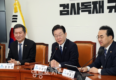 ▲이재명 대표(사진 가운데)가 20일 국회에서 열린 최고위원회 모두 발언에서 윤석열 정부를 향해 “마치 동네 아이들 시비 걸듯이 정정만 일으키고 있다”라고 강하게 비판하고 있다. Ⓒ영등포시대