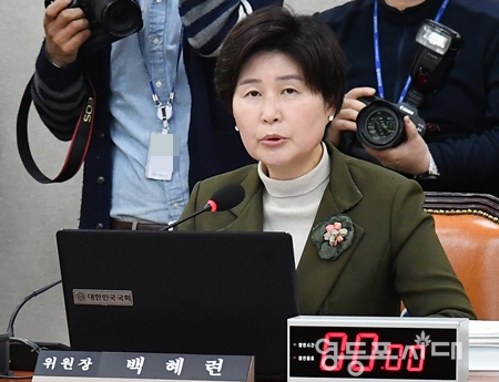 ▲국회 정무위원회 백혜련 위원장이 2월 20일 국회에서 전체 회의를 열고 ‘하도급거래 공정화에 관한 법률 일부개정법률안’을 의결하고 있다. Ⓒ영등포시대