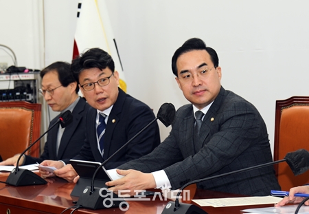 ▲박홍근 원내대표(사진 오른쪽)는 21일 국회에서 열린 원내대책회의 모두 발언에서 “지금 필요한 것은 정부의 특단의 대책과 신속한 집행이다”라고 강조했다. Ⓒ영등포시대