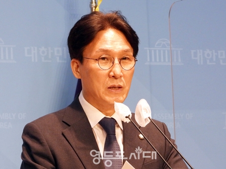 ▲김민석 국회의원이 2월 22일 국회 소통관에서 기자회견을 열고 “중산층과 서민 입장에서 금융권의 이자 장사 돈 잔치에 대한 실질적 해결책을 마련해야 한다”라고 강조하고 있다. Ⓒ영등포시대