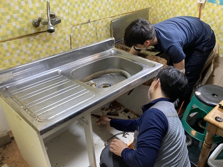 ▲영등포청년건축학교 교육생이 인테리어 현장 실무 교육을 받고 있다.