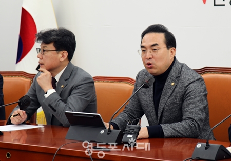 ▲박홍근 원내대표(사진 오른쪽)가 3우러 2일 국회에서 정책조정회의를 열고 “윤석열 대통령은 순국선열과 독립지사의 숭고한 정신을 부정하는 3.1절 기념사에 대해 지금이라도 정중하게 사과하기 바란다”라며 사과를 촉구하고 있다. Ⓒ영등포시대