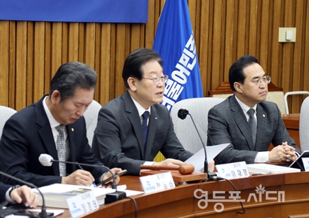 ▲이재명 대표(사진 가운데)가 3월 6일 국회에서 열린 확대간부회의 모두 발언에서 윤석열 정부가 오늘 발표할 강제징용 피해 보상안에 대해 “삼전도 굴욕에 버금가는 외교사의 치욕이다”라고 강하게 비판하고 있다. Ⓒ영등포시대