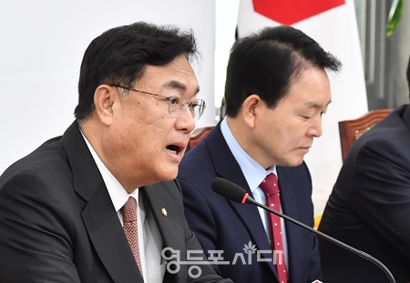 ▲정진석 비대위원장(사진 왼쪽)이 “3월 8일 전당대회로 갈지, 3월 12일까지 갈지는 아직 가늠하기 어렵다”라고 밝히고 있다. Ⓒ영등포시대