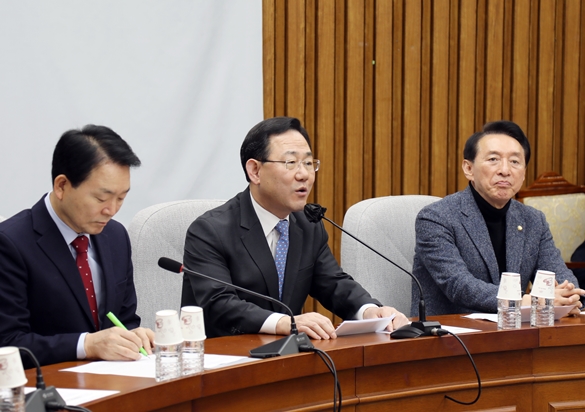 ▲국민의힘 주호영 원내대표(사진 가운데)가 3월 7일 국회에서 원내대책회의 모두 발언에서 “민주당 특검법은 민주당이 특검을 추천하게 되어있다”라며 양이에게 생선가게를 맡겨달라 법이다”라고 목소리를 높이고 있다. Ⓒ영등포시대