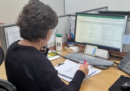 ▲영등포구 소나무센터의 상담원이 위기가구와 전화상담을 하는 모습/이미지=영등포구 제공