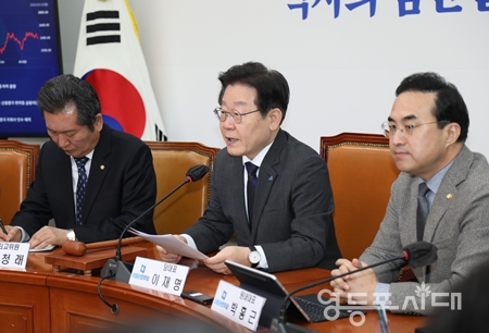 ▲이재명 대표(사진 가운데)가 3월 13일 국회에서 열린 최고위원회 모두 발언에서 “윤석열 대통령이 강제동원 배상안에 대해서 궤변을 이어가고 있다”라고 강하게 비판하고 있다./ 사진=박강열 기자