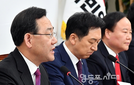 ▲주호영 원내대표(사진 왼쪽)가 “우리 은행들이 지난해의 엄청난 흑자에 도취해 있을 때가 결코 아니다”라고 밝히고 있다./사진=박강열 기자 