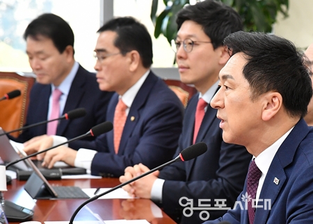 ▲김기현 대표(사진 오른쪽)가 3월 13일 국회에서 최고위원회를 열고 모두 발언을 통해 “집권당인 국민의힘은 민생을 위해 일하는 정당 그래서 국민이 신뢰하는 유능한 정당이 되어야 한다”라고 강조하고 있다. /사진=박강열 기자 
