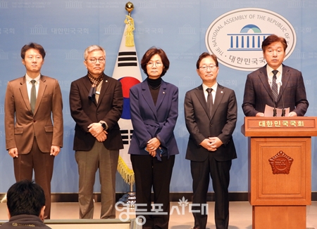 ▲국회 법제사법위원회 민주당 위원 일동이 3월 14일 오후 국회 소통관에서 기자회견을 열고 “한동훈 법무부 장관은 거듭된 인사 참사에 대해 국민에게 사과하고, 재발 방지책을 마련해 국회에 성실하게 보고해야 한다”라고 밝히고 있다. Ⓒ영등포시대