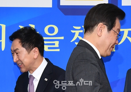 ▲김기현 국민의힘 대표(사진 왼쪽)와 이재명 민주당 대표가 각각 상대 당 참석자들에게 인사를 하기 위해 이동하고 있다. Ⓒ영등포시대