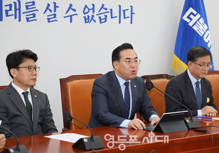 ▲박홍근 민주당 원내대표가 16일 국회에서 정책조정회의를 열고 모두 발언에서 “윤석열 정부의 주 69시간 근무제를 둘러싼 대통령실과 정부 여당의 난맥상이 그야말로 총체적 난국 수준이다”라고 비판하고 있다. Ⓒ박강열 기자 