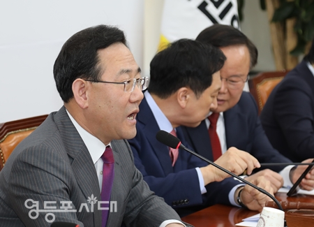 ▲주호영 원내대표(사진 왼쪽)가 “의원 정수를 늘리는 꼼수는 절대 받아들이지 않고 허용하지도 않겠다”라고 강조하고 있다. Ⓒ영등포시대