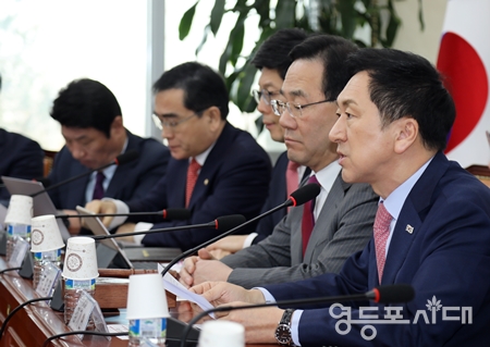 ▲김기현 대표(사진 오른쪽)가 3월 20일 국회에서 열린 최고위원회 모두 발언을 통해 “민심의 목소리를 그대로 전달하면서 정책이 발표되기 이전에 당과 충분한 논의가 진행되도록 해야 한다는 당부를 드렸다”라고 밝히고 있다.