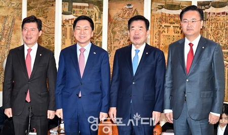 ▲김진표 의장(사진 오른쪽에서 두 번째)이 국민의힘 김기현 대표(사진 왼쪽에서 두 번째)와 구자근 비서실장과 유상범 수석대변인이 사진 촬영을 하고 있다. Ⓒ영등포시대 