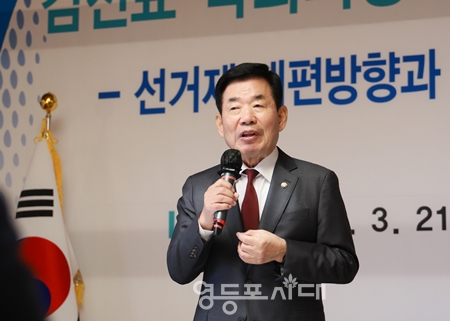 ▲김진표 국회의장이 21일 국회 사랑재에서 언론인을 대상으로 선거제 개편안·전원위원회 운영계획 정책에 관한 설명을 하고 있다. ⓒ영등포시대