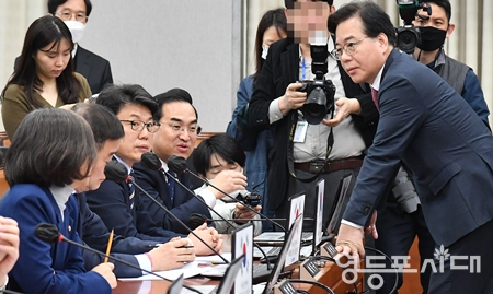 ▲3월 21일 야당이 단독으로 소집한 국회 운영위원회 전체 회의에 앞서 국민의힘 송언석 간사(사진 오른쪽)가 민주당 박홍은 원내대표 등과 대화를 나누고 있다. ⓒ영등포시대