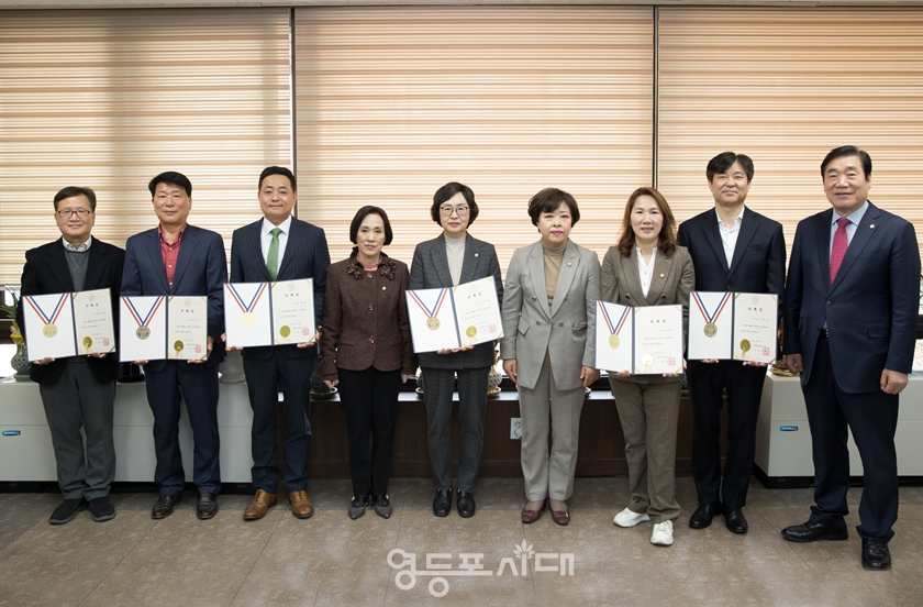 ▲좌측부터 윤광희 세무사, 이장식 세무사, 성영록 세무사, 최봉희 부의장, 우경란 의원, 정선희 의장, 양송이 의원, 이한송 회계사, 유승용 운영위원장. 이미지 제공=영등포구의회